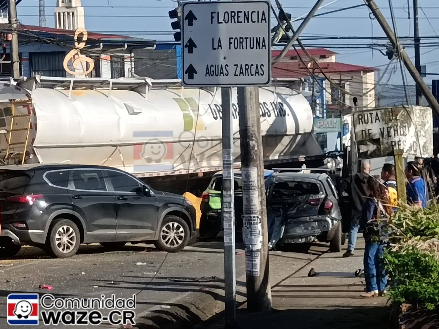 Choque camión Ciudad Quesada. Foto Waze CR.