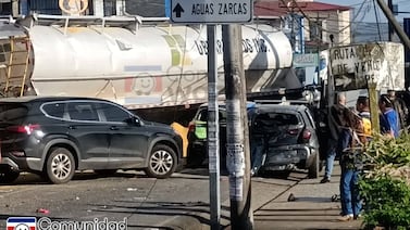 Camión que se habría quedado sin frenos causa un caos al chocar contra 3 carros en San Carlos