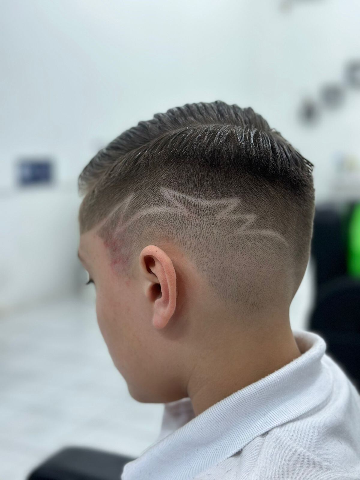 Jason Vargas López tiene 21 años y recién cumplió uno desde que abrió su barbería (Meraki Studio) en San Pedro. Poco a poco ha ido agrandando su clientela y considera que se debe a que comprendió que debe mezclar la moda del momento con los aprendizajes de la vieja guardia de barberos