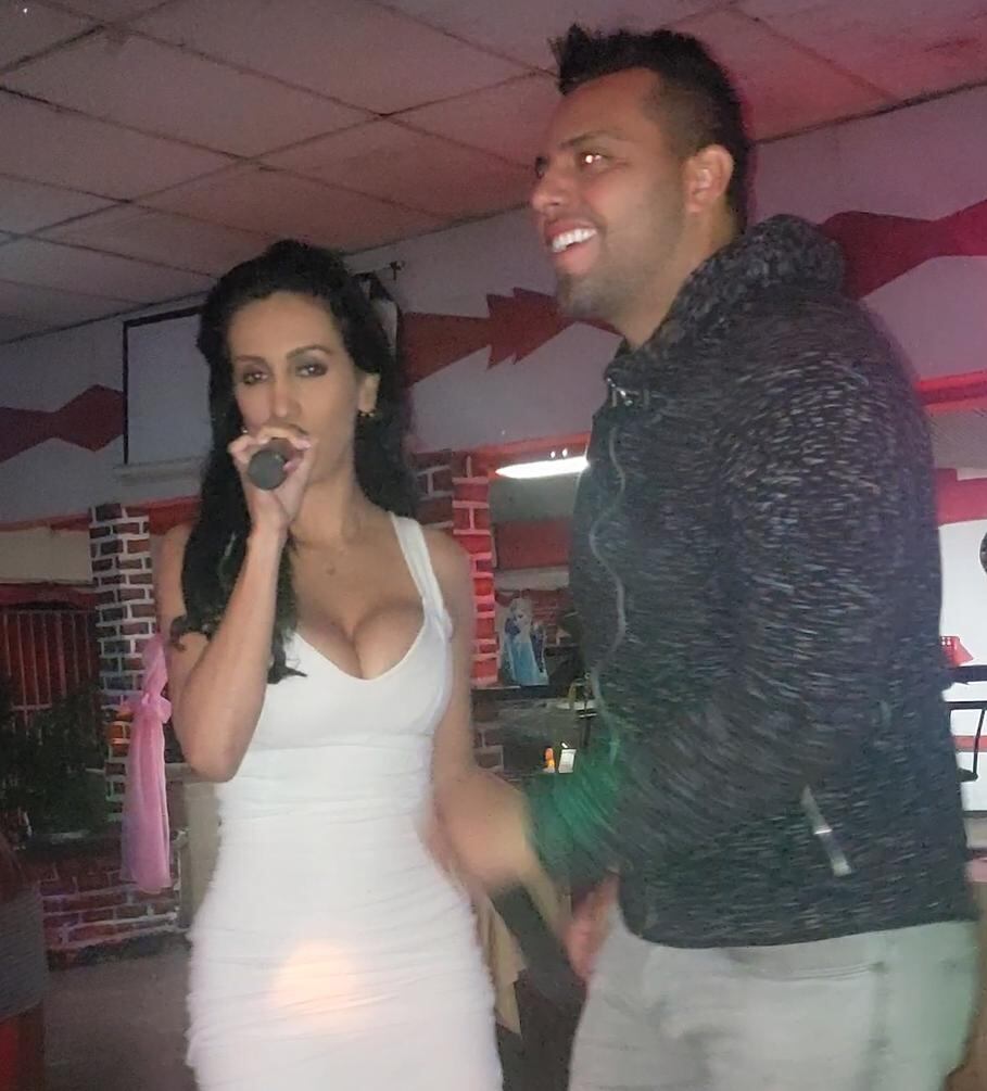 La modelo Paola Ramírez es una karaokera de la pura cepa y le encanta cantar junto con su esposo Wilmis Troestch