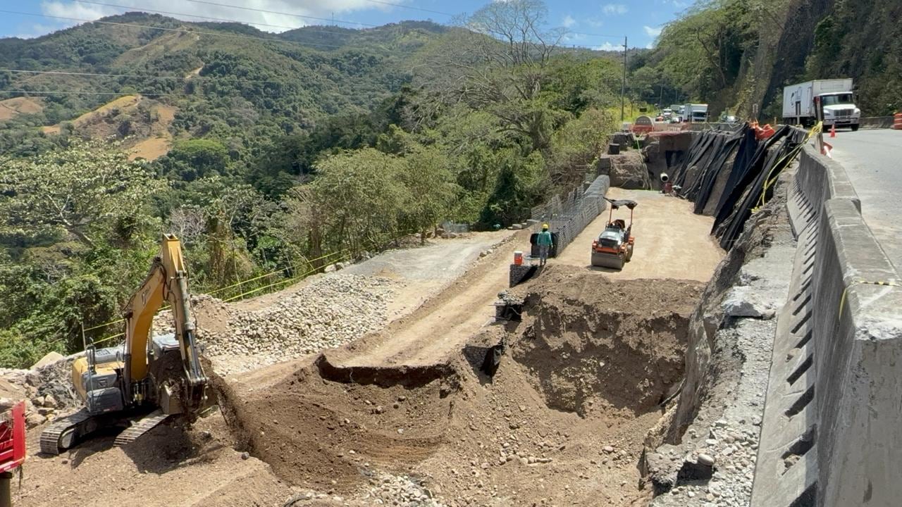 Cierre vial en Cambronero