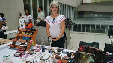 No va a creer todo lo que hace esta artesana con neumáticos restaurados