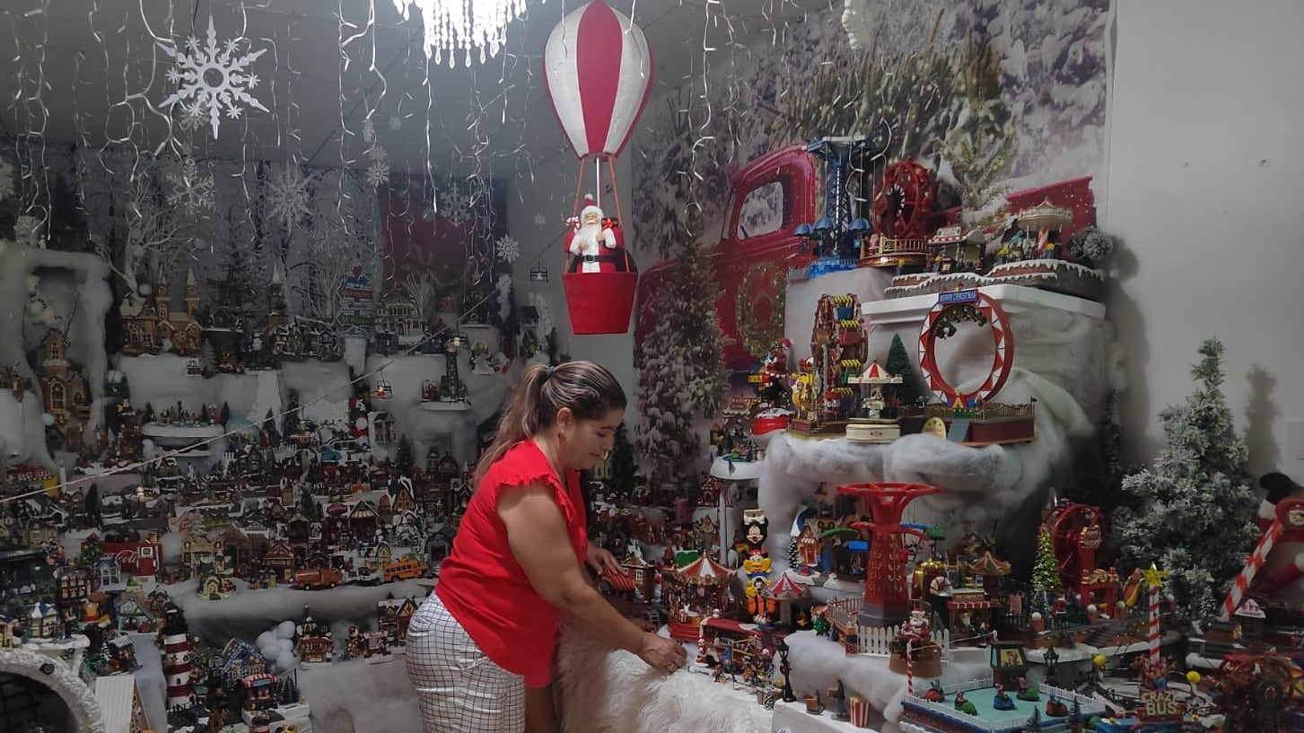 Doña Lorena Girón convirtió su casa en una enorme villa navideña con unas 600 casitas. Para ella la Navidad comenzó el 1 de agosto cuando inició la decoración que terminó de acomodar el pasado 8 de setiembre