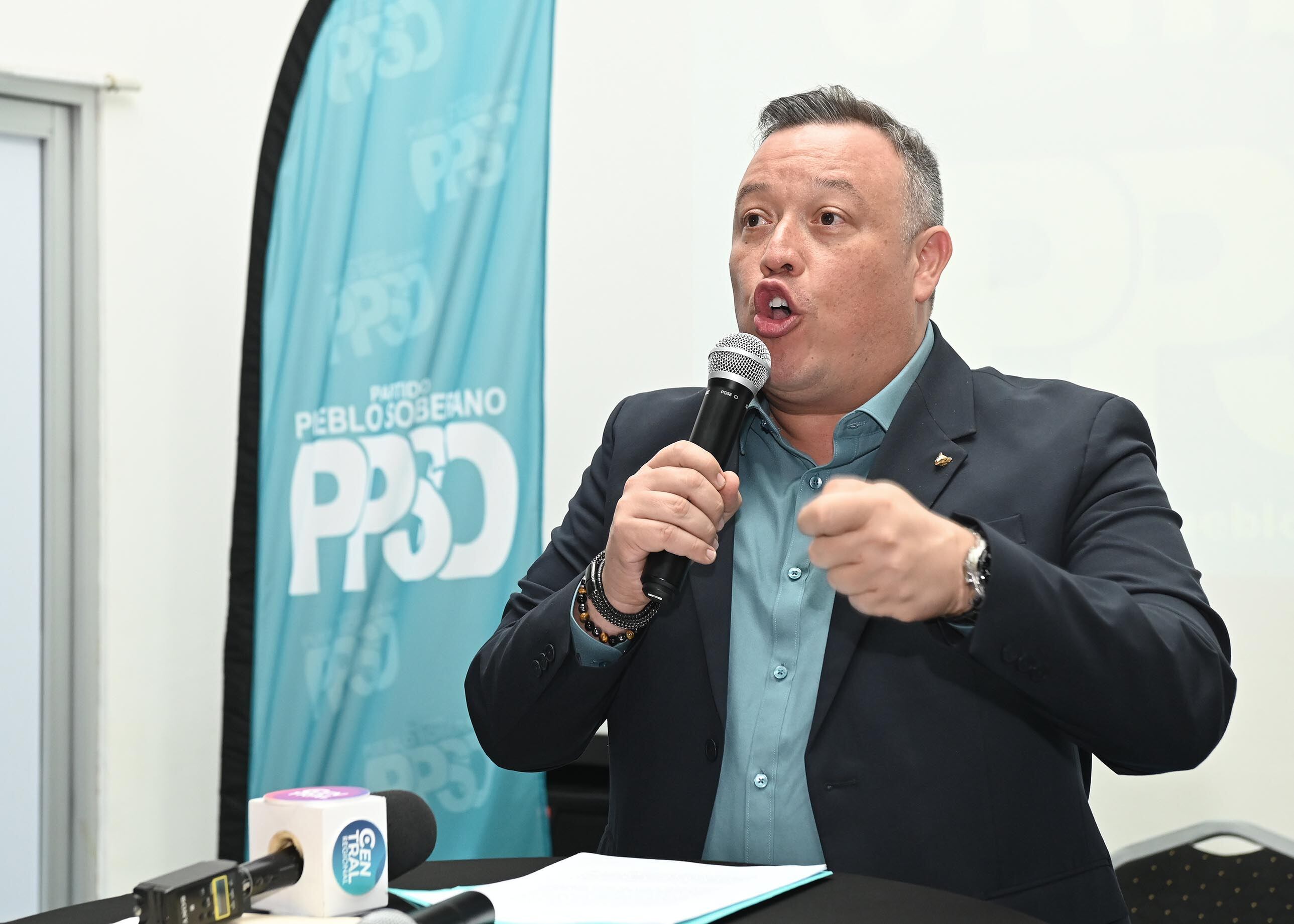 01 de junio del 2025.  Auditorio del Grupo Moreno en Pavas. 11:00 hrs. Dirigentes y delegados del Partido Pueblo Soberano  eligieron al exministro Francisco Gamboa como secretario general.  En una asamblea realiada en el salón de eventos Grupo Moreno y con la presencia de 63 delegados  se llevó a cabo la elección poco después del mediodía. En la foto:  Francisco Gamboa es recibido por los simpatizantes del partido. Foto: Albert Marín.