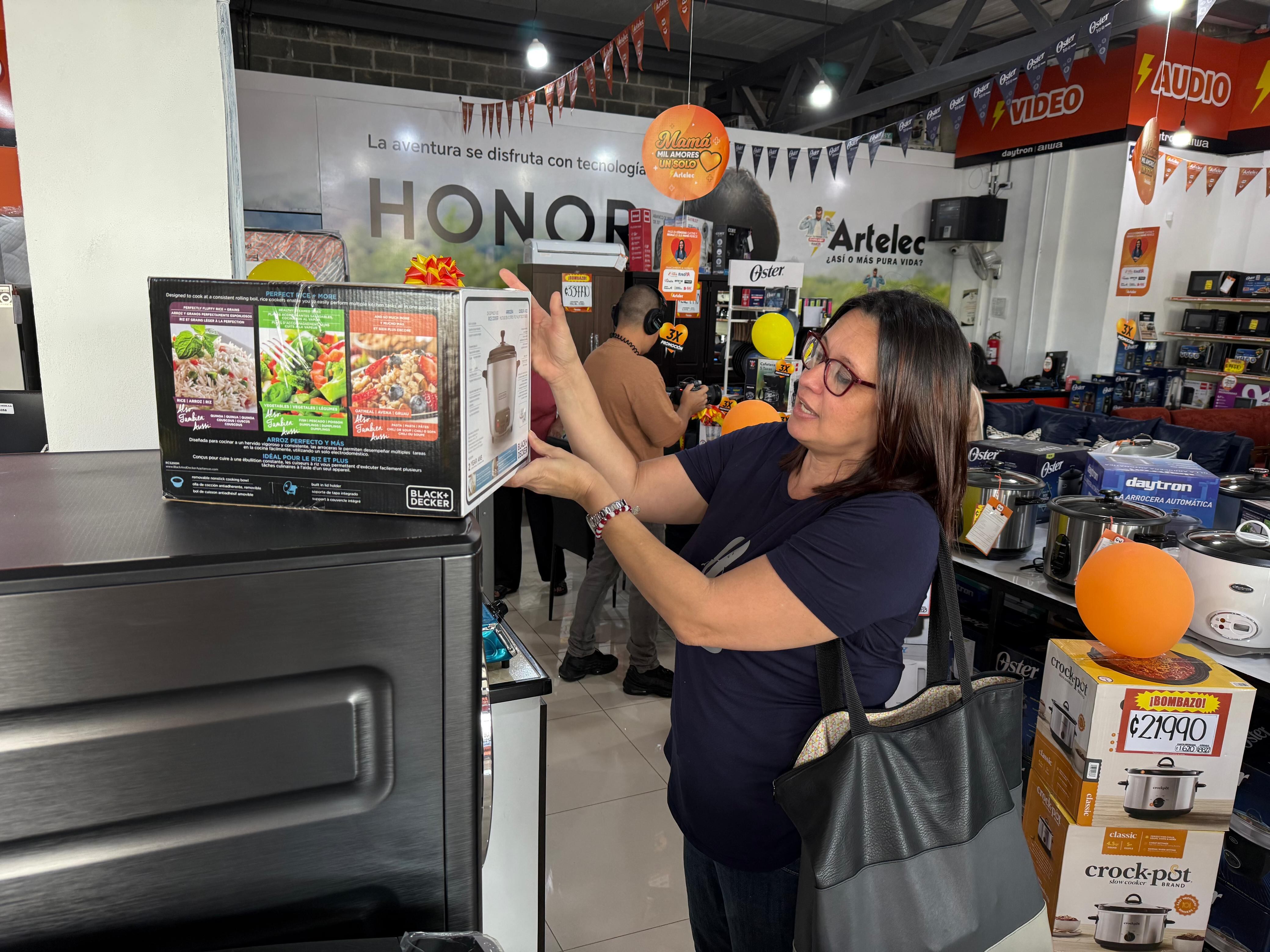 Doña Cinthia Salazar Carmona, vecina de toda la vida en Paso Ancho, tiene 49 años y carga en su corazón un título que vale más que cualquier otro: el de mamá guerrera.