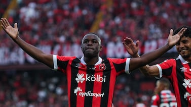 Joel Campbell tuvo un lindo gesto con un aficionado y se ganó aplausos hasta de los morados