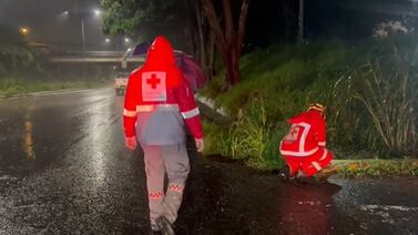 Cuerpos de emergencia dan mala noticia sobre hombre que fue arrastrado por alcantarilla