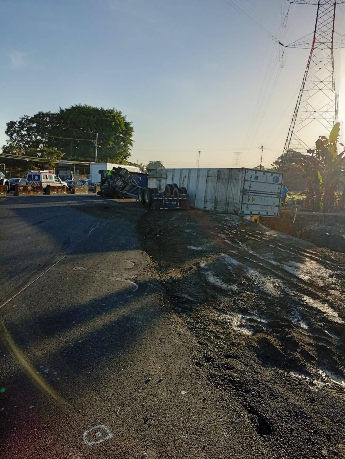 El exceso de velocidad pudo haber sido la causa del vuelco de un tráiler que cobró la vida de dos trabajadores en Limón 2000, sobre la ruta 32. Foto: Rutas Nacionales Costa Rica