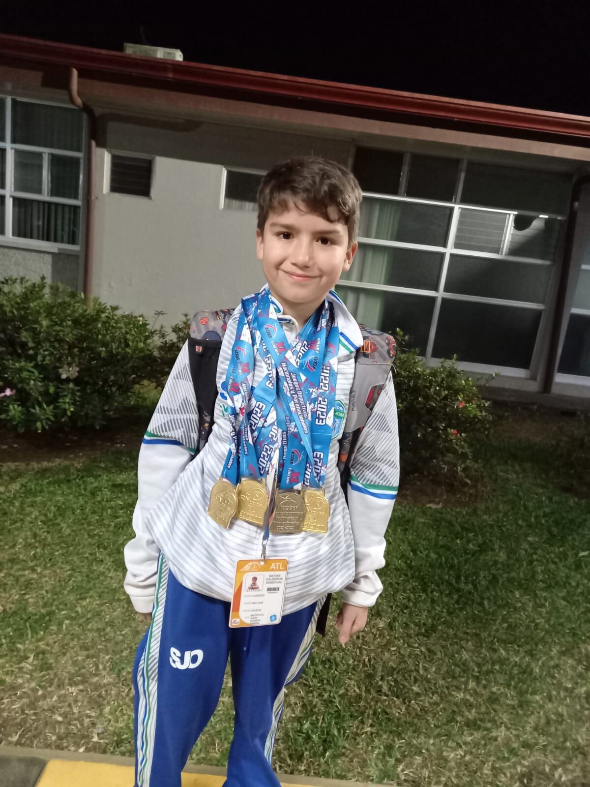 Matías Calderón es un joven de 12 años apasionado por el ajedrez y le da clases a sus compañeros de colegio. Cortesía.