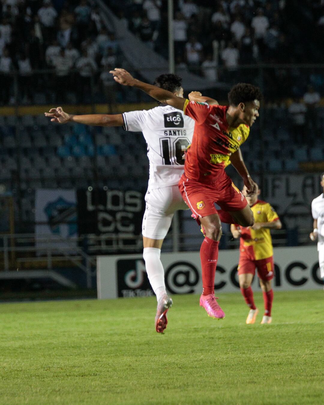 Darryl Araya marcó el gol de la victoria florense