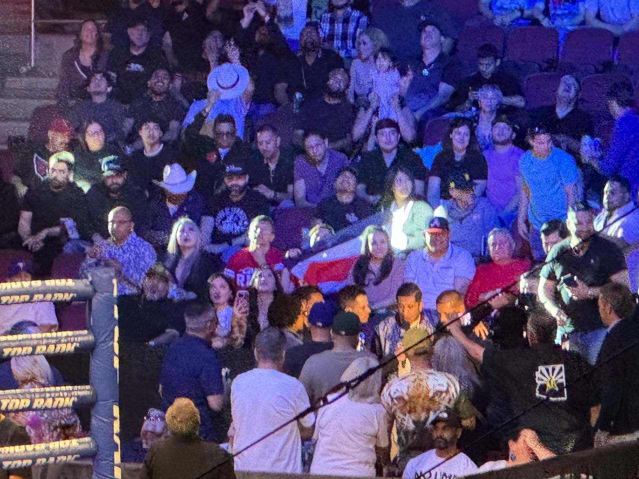 El ambiente en el Desert Diamond Arena en Glendale, Arizona ya calienta previo a la pelea de Yokasta Valle. Foto: Sergio Alvarado