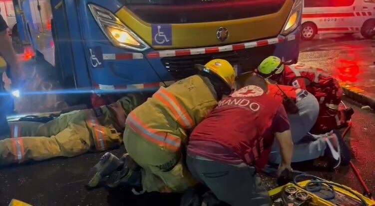 La mujer estuvo prensada debajo del bus por varios minutos. Foto Cuerpo de Bomberos.