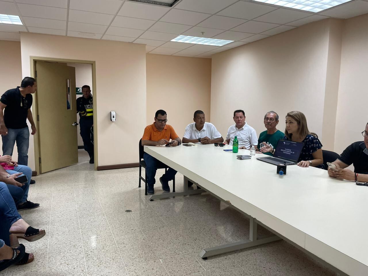 La ministra de Salud, Mary Munive, visitó el sábado 28 de octubre, el mercado municipal de Puntarenas junto a autoridades locales como el alcalde Wilmer Madriz y los propios trameros.