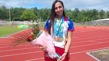 Limón 2026: Joven rompió un récord de 20 años de Gabriela Traña y ella respondió enviándole flores y unas tenis