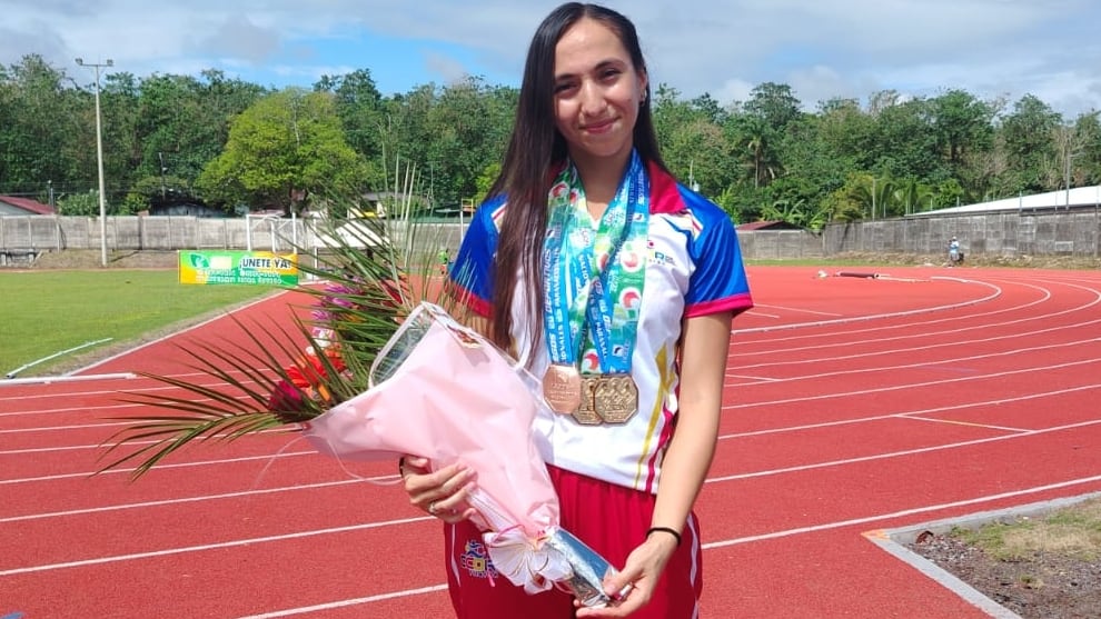 María Nellys Chaves Madrigal cruzó la meta de los 3.000 metros con obstáculos en los Juegos Deportivos Nacionales Limón 2026, no solo ganó una medalla de oro, con un tiempo de 10:48.94, la joven fondista de 22 años derribó un récord nacional que pertenecía a Gabriela Traña desde hace casi dos décadas.