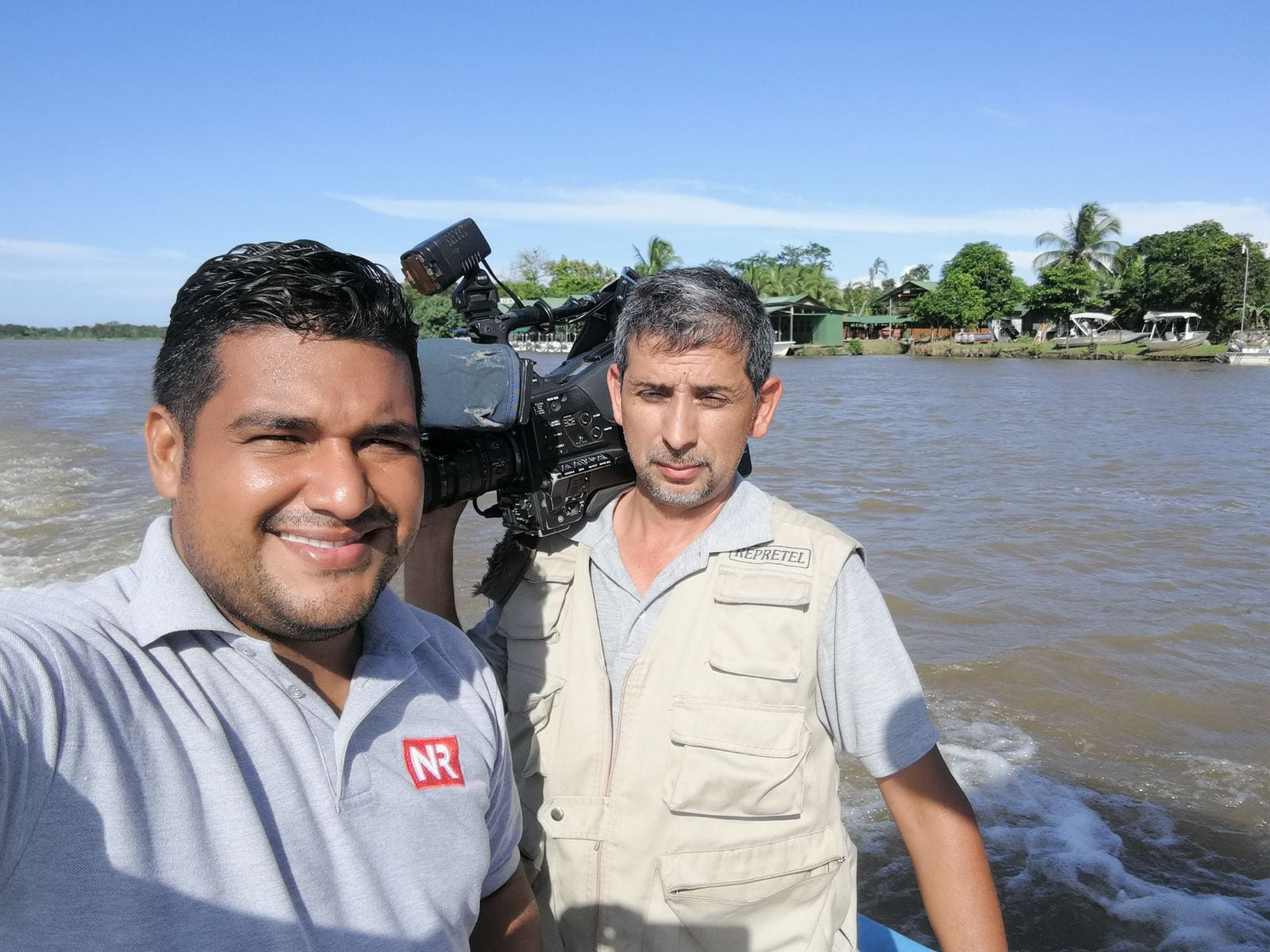 Gustavo Díaz y Rigoberto Arias Rodríguez, conocido cariñosamente como Chaguites, el camarógrafo que quiso como a un papá. Foto: Gustavo Díaz para La Teja