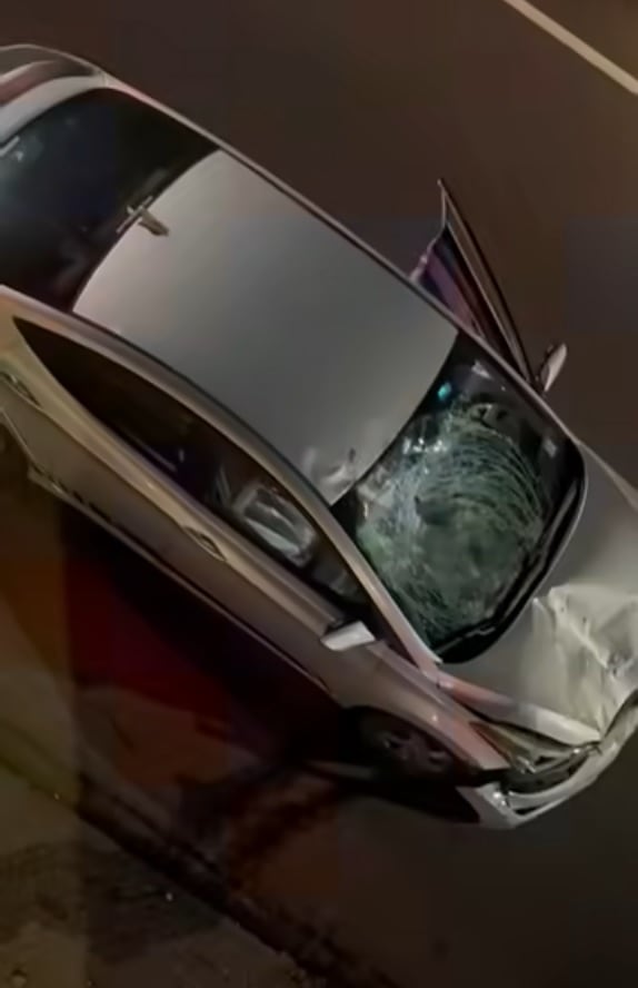 Así quedó el carro tras el violento atropello. Foto Facebook.