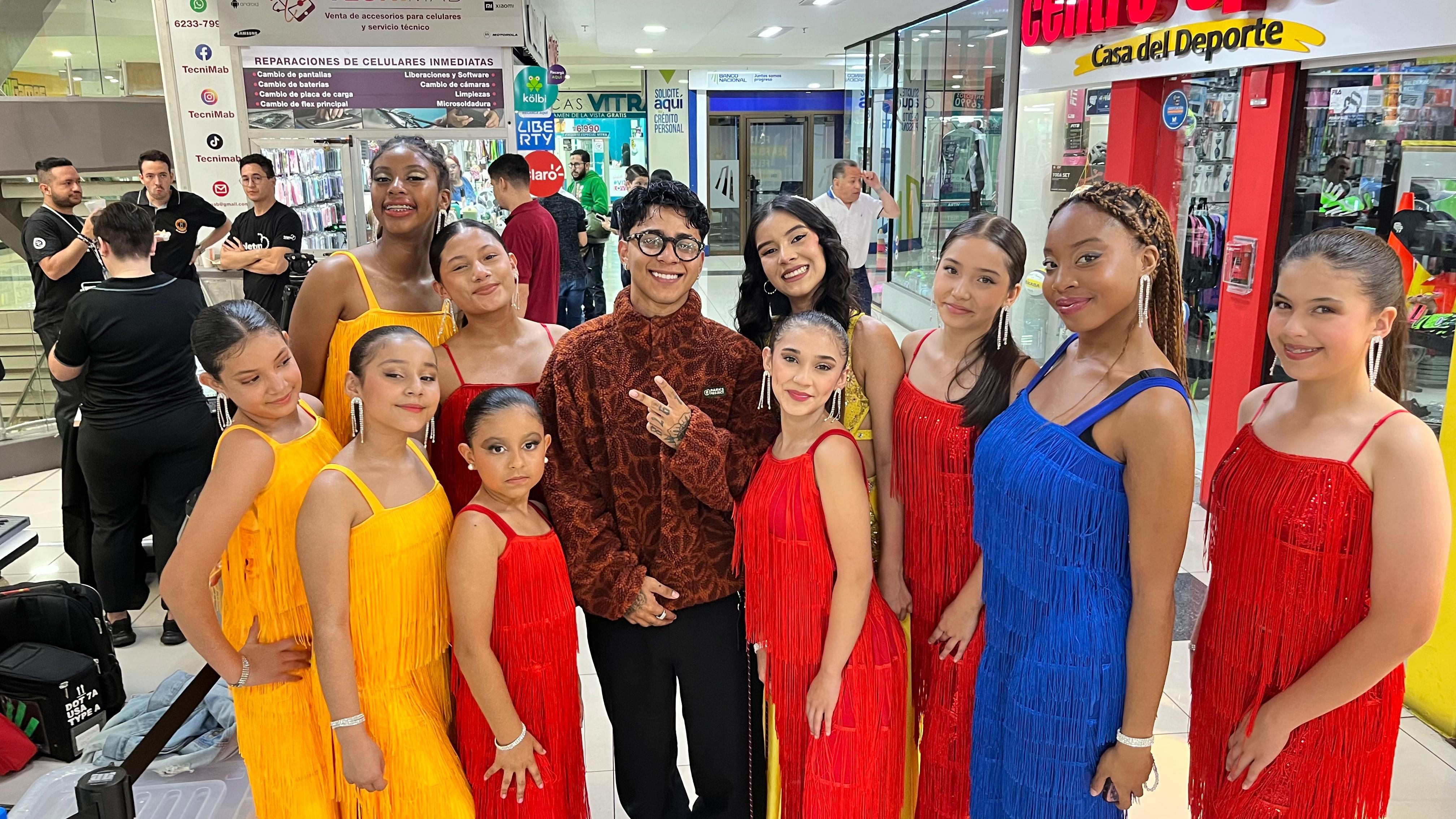 En Moravia hay una joven que no camina: baila. Se trata de Fiorella Agüero Chacón, una adolescente de 13 años que ha convertido su amor por el baile en un proyecto de vida que inspira a decenas de niñas.