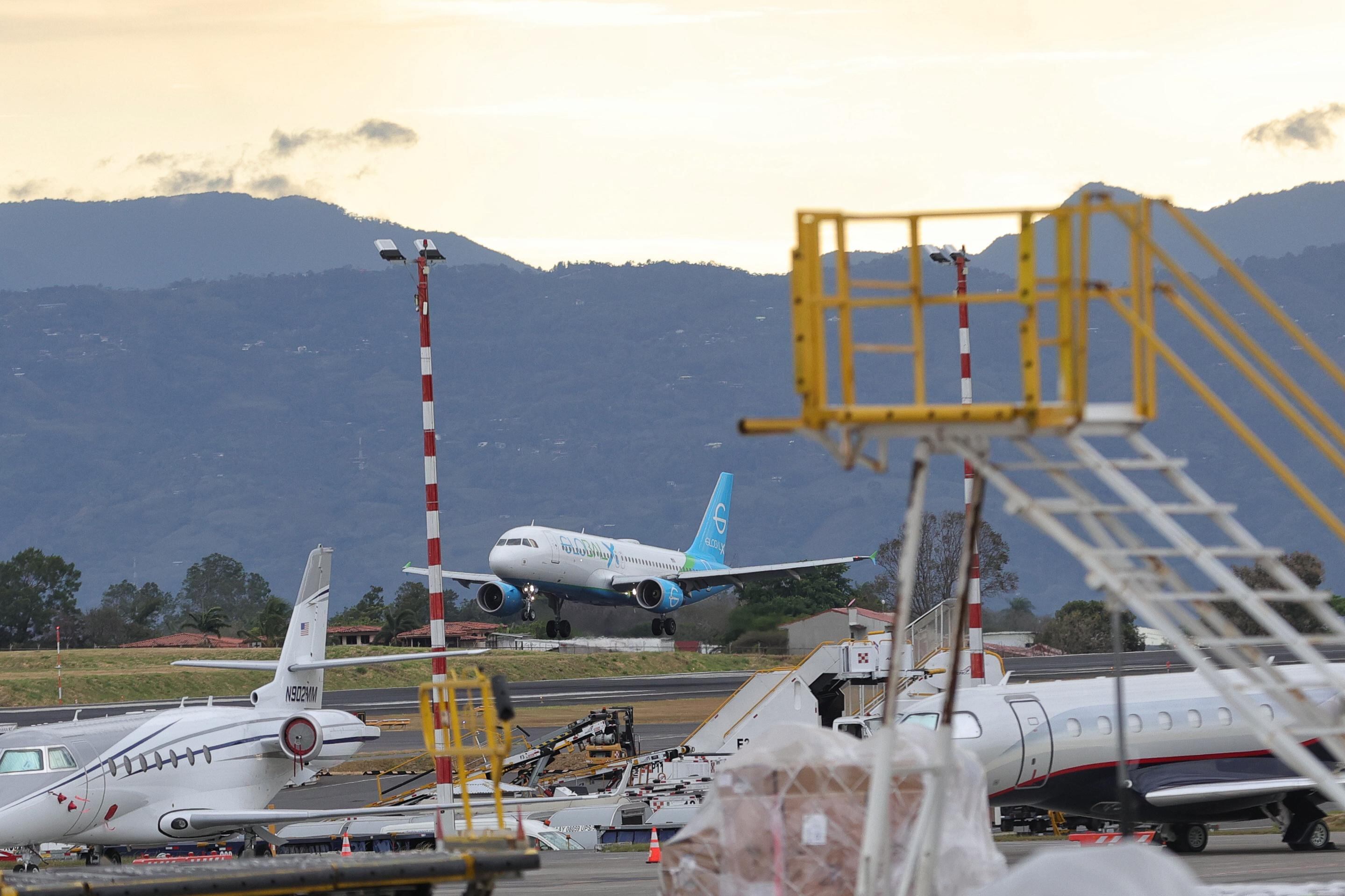 Arribo del Airbus A320 de Global X con 135 migrantes que aterrizaron a las 4:44 p.m. en el aeropuerto Juan Santamaría