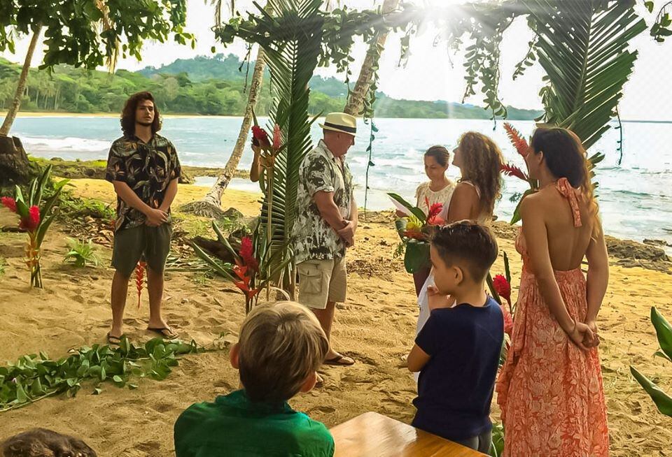 La española Sandra Noy se casó con el inglés Kevin Sullivan en Puerto Viejo. Vinieron tres semanas y media de paseo y quedaron encerrados por el coronavirus, aprovecharon para casarse, como ellos dicen, en el paraíso.
