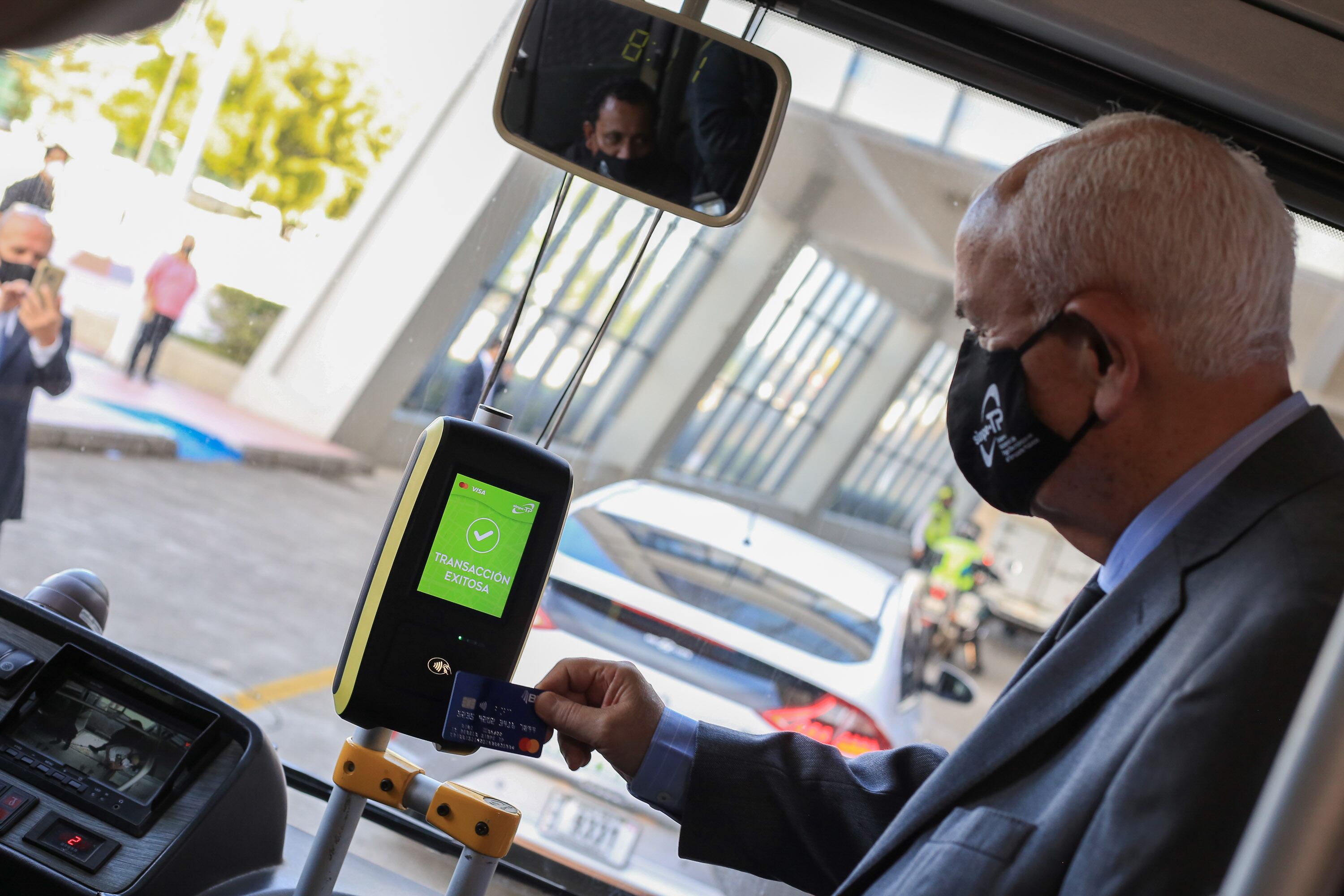 Inicio plan piloto pago electrónico en servicio de trasnporte público de autobuses. 29 abril 2022. Desde este viernes 29 de abril usted ya puede pagar con su tarjeta de crédito el pasaje de las dos primeras rutas de buses: Sabana-Estadio y Sabana-Cementerio. El acto de presentación se hizo en el Estadio Nacional y estuvo presente el presidente del país, Carlos Alvarado, la primera dama, Claudia Dobles y el ministro de Transportes, Rodolfo Méndez Mata. Foto: Roberto Carlos Sánchez @rosanchezphoto