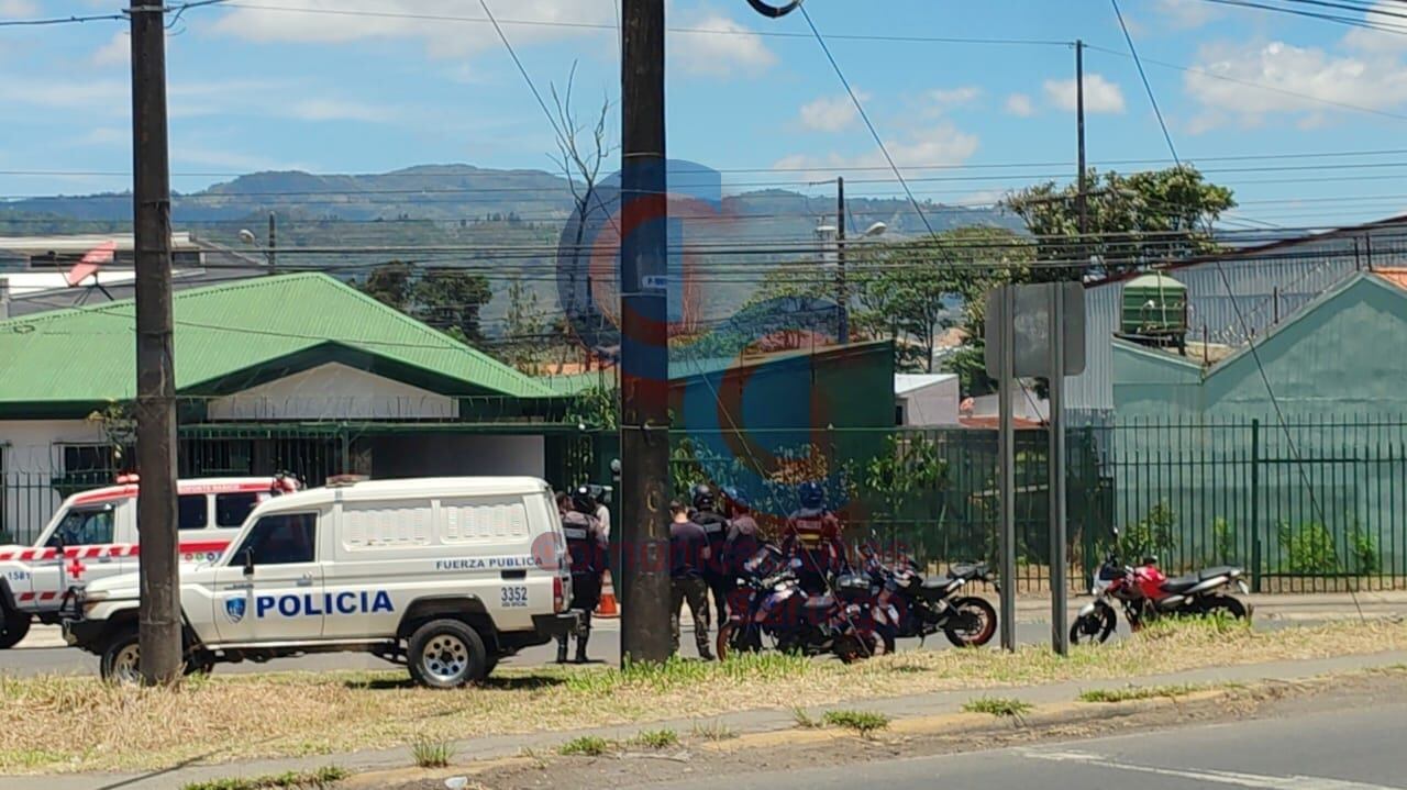 A los sospechosos no les quedó otra que entregarse. Foto Comunicaciones Cartago.