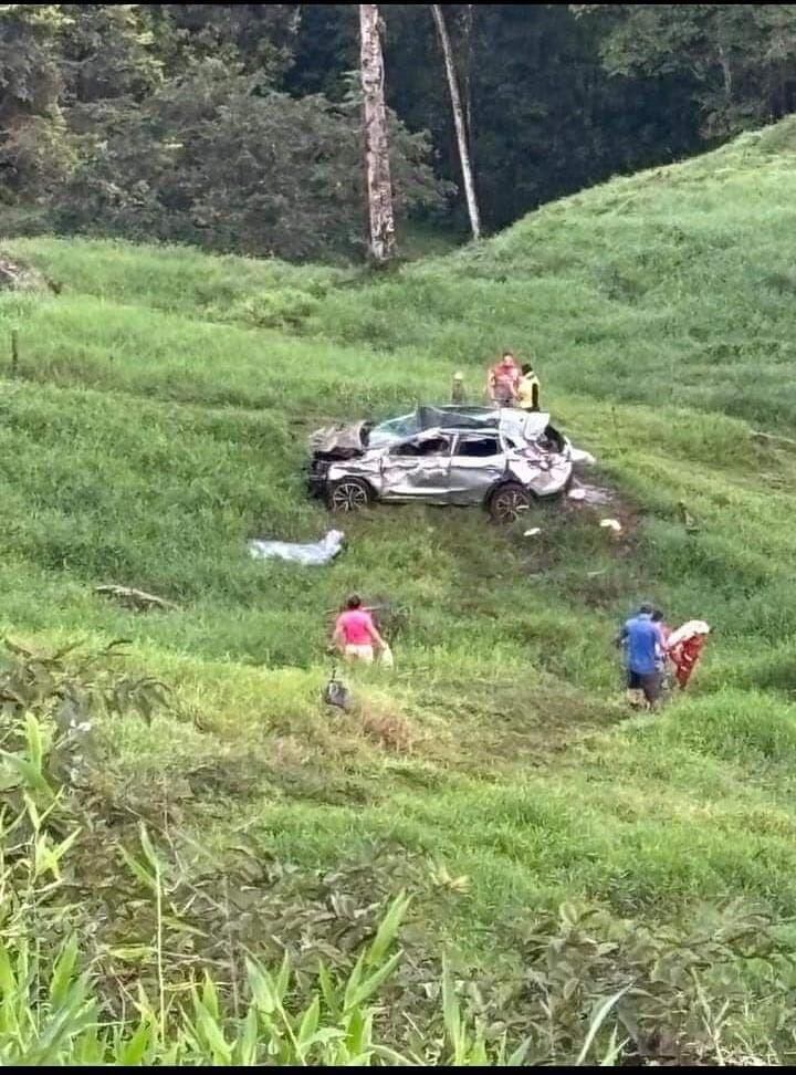 Un fatal vuelco cobró la vida de una mujer y dejó a otra en condición grave en Sucre de San Carlos, zona norte del país. Foto: Cortesía