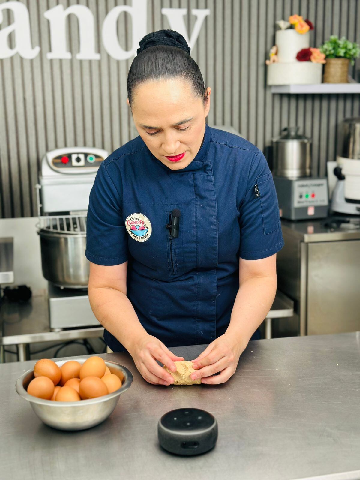 En muchos hogares costarricenses ya se encuentran las Alexas, parlantes inteligentes, conectadas al wifi, que responden cuando uno les habla. Pero la verdad es que en la mayoría de casas apenas y se aprovechan. En la foto, nuestra chef profesional, Candy Zamora.