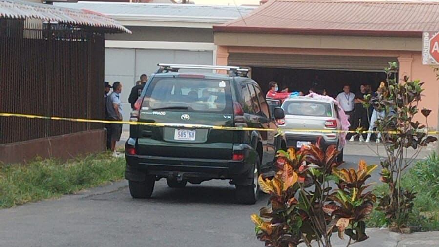 Matan a mujer de aproximadamente 30 años, ella viajaba en el asiento del acompañante de un carro, barrio San José de Alajuela. Foto: Cortesía para La Teja