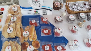 Tica usa uno de los productos de la sopa negra para hacer confites y jalea