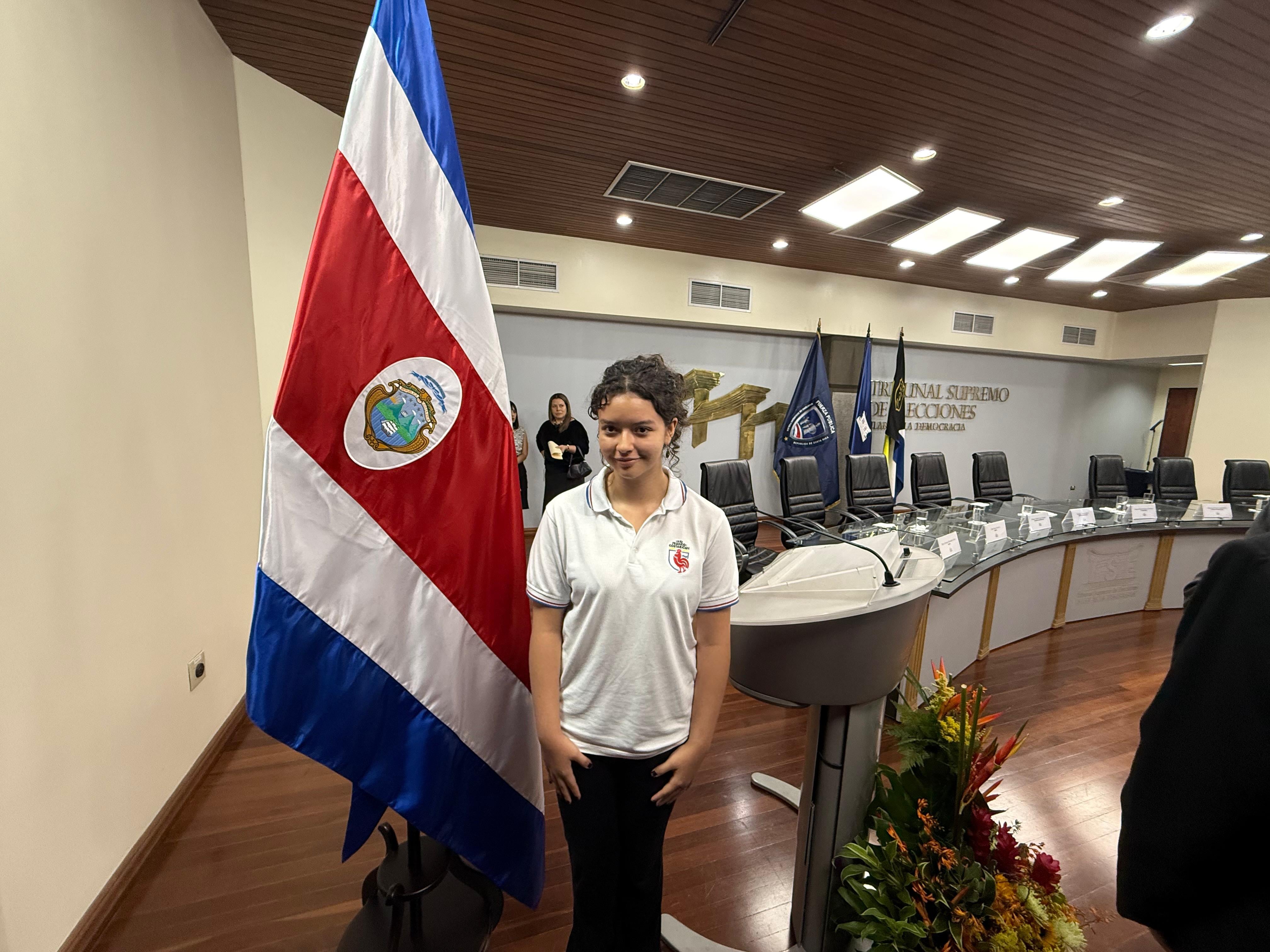 Juliana Sancho, estudiante con 15 años del Liceo Franco Costarricense sorprendió al estar en el acto solemne de lanzamiento de las elecciones presidenciales 2026 del Tribunal Supremo de Elecciones