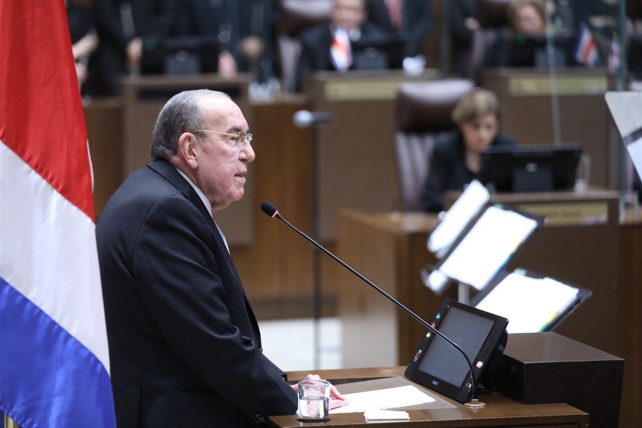 Conmemoración del Día de la Democracia y celebración del 75 aniversario de la Constitución Política.