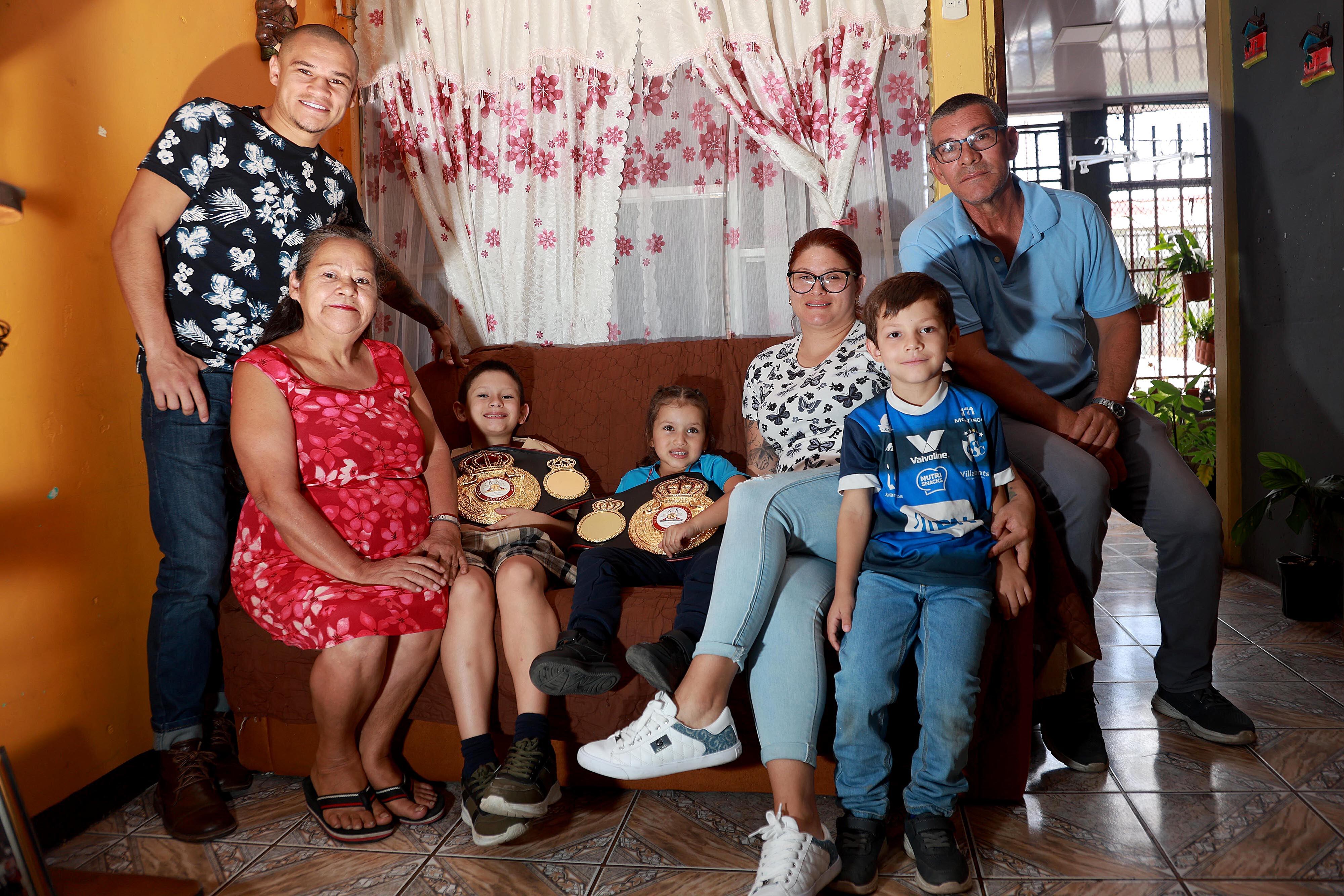 25/04/2024 Cartago. David “Medallita” Jiménez, quien recientemente se proclamó en Campeón Mundial Interino Supermosca (115 libras) de la Asociación Mundial de Boxeo (AMB) se reunió con su familia en la casa de sus padres y habló de su carrera, sacrificios y logros, y de su futuro como boxeador profesional. Foto: Rafael Pacheco Granados