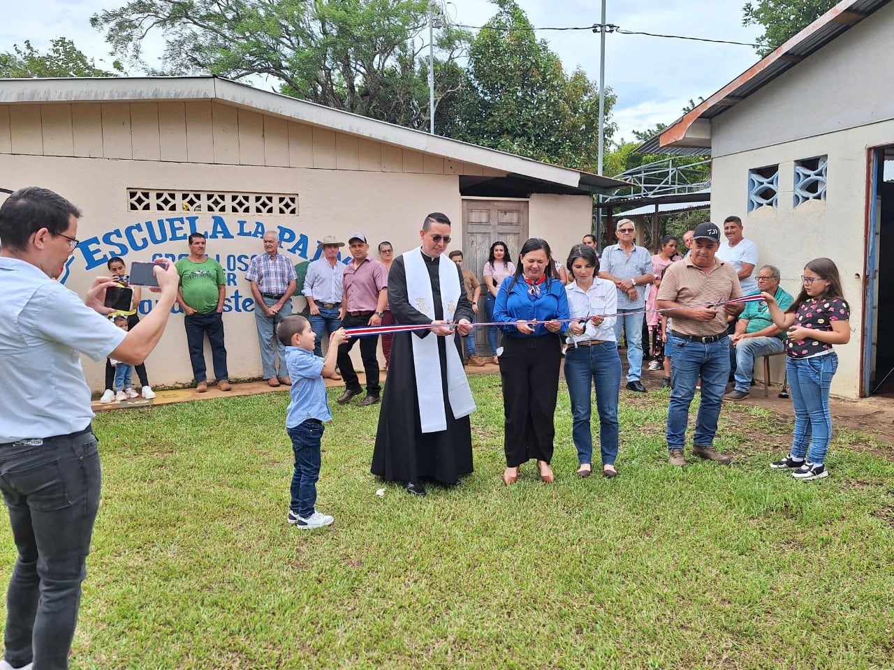Vecinos, autoridades locales y representantes de CMI Energía realizan el corte de cinta del nuevo acueducto de La Palma, proyecto que asegura agua potable y desarrollo sostenible para 45 familias de Santa Rosa de Tilarán.