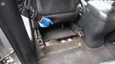 Policías casi se van de espaldas con lo que encontraron escondido en el piso de un carro