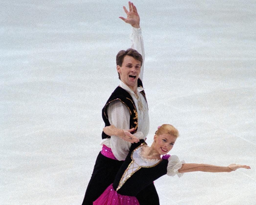 Evgenia Shishkova y Vadim Naumov compitiendo en la final del Campeonato de Patinaje Artístico en París en 1996.