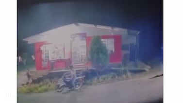 Pareja enfrentó con piedras a asaltante que intentó robarles una moto