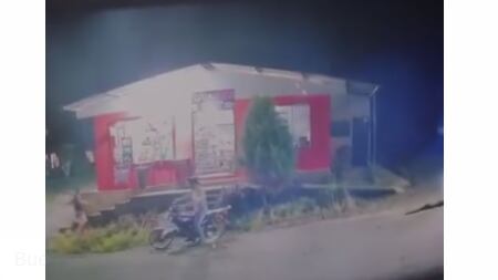 Pareja enfrentó con pedradas a asaltantes que intentaron robarles la moto en Santa Rita de Florencia en San Carlos. Foto: Captura de video