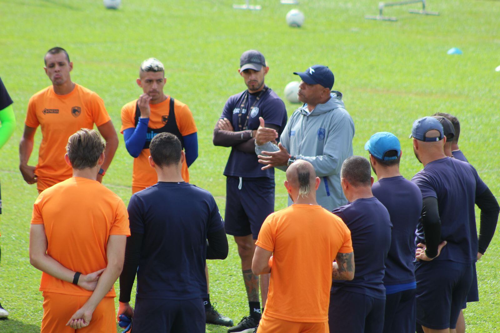 Mauricio Wright, técnico del Municipal Grecia. Prensa MG.