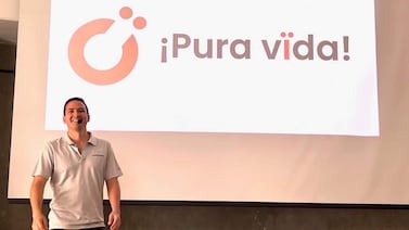 A empresario tico le quitaron el carro por manejar jugando de vivo y la vida le dio una lección