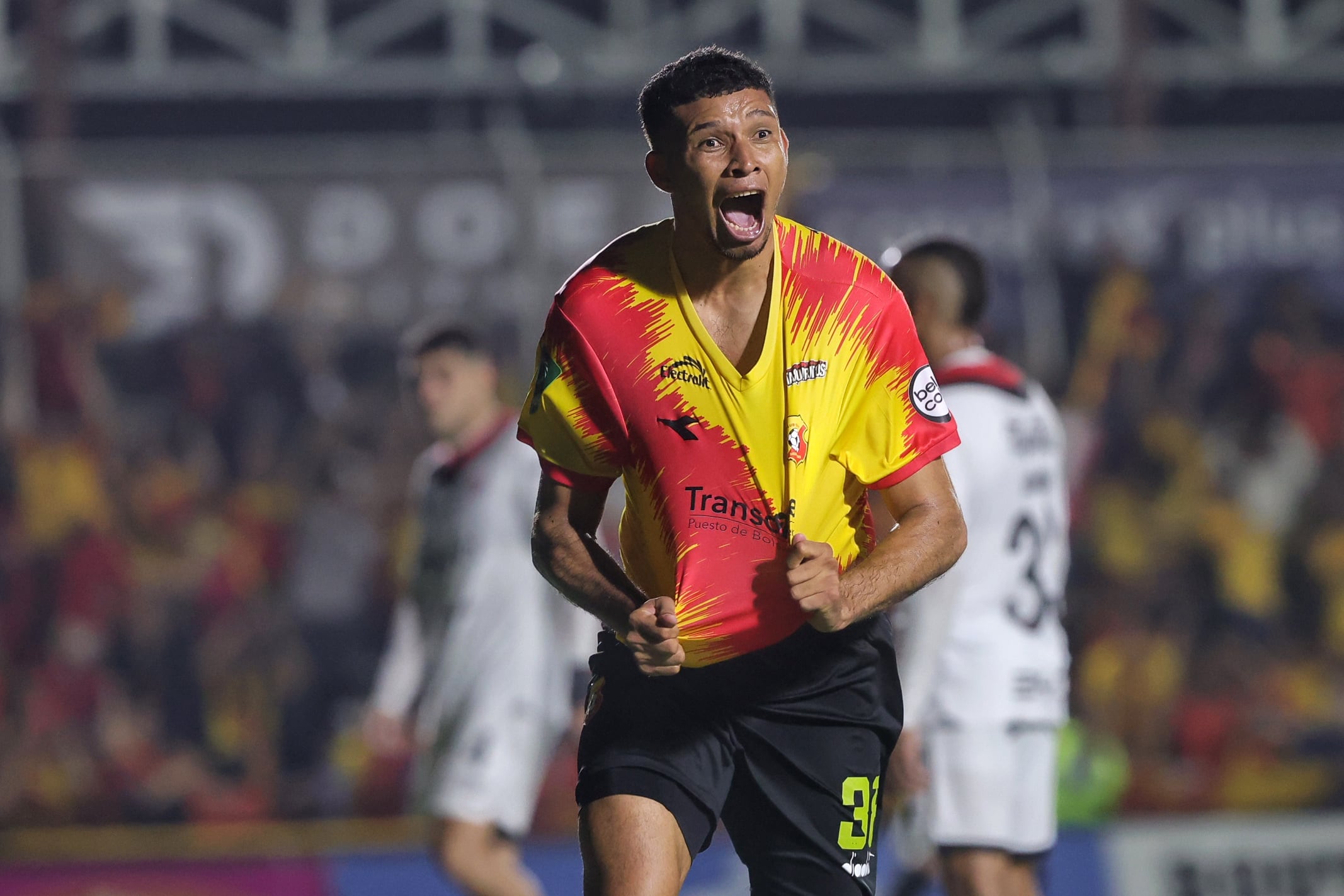 28/05/2025/ Juego entre Club Sport Herediano vs Liga Deportiva Alajuelense por el partido de vuelta de la gran final el torneo Clausura de la Liga Promerica en el estadio Carlos Alvarado / foto John Durán