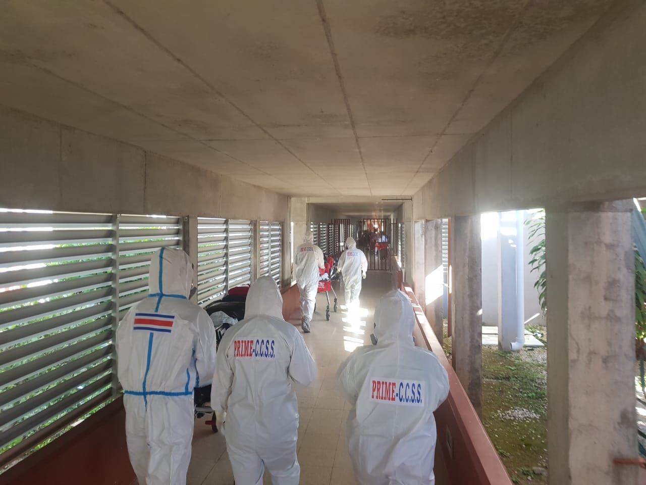 Doce pacientes con covid-19 fueron trasladados este 11 de diciembre, en un megatraslado que realizó la Caja Costarricense de Seguro Social (Caja) desde Liberia hasta San José, para no saturar los servicios de hospitalización en el Hospital Enrique Baltodano.