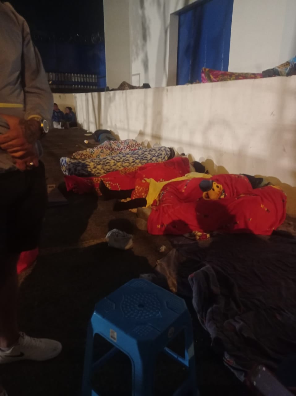 En las afueras de Migración en La Uruca los migrantes hacen fila toda la noche para poder obtener uno de los 50 campos diarios que dan para atender solicitudes de refugio