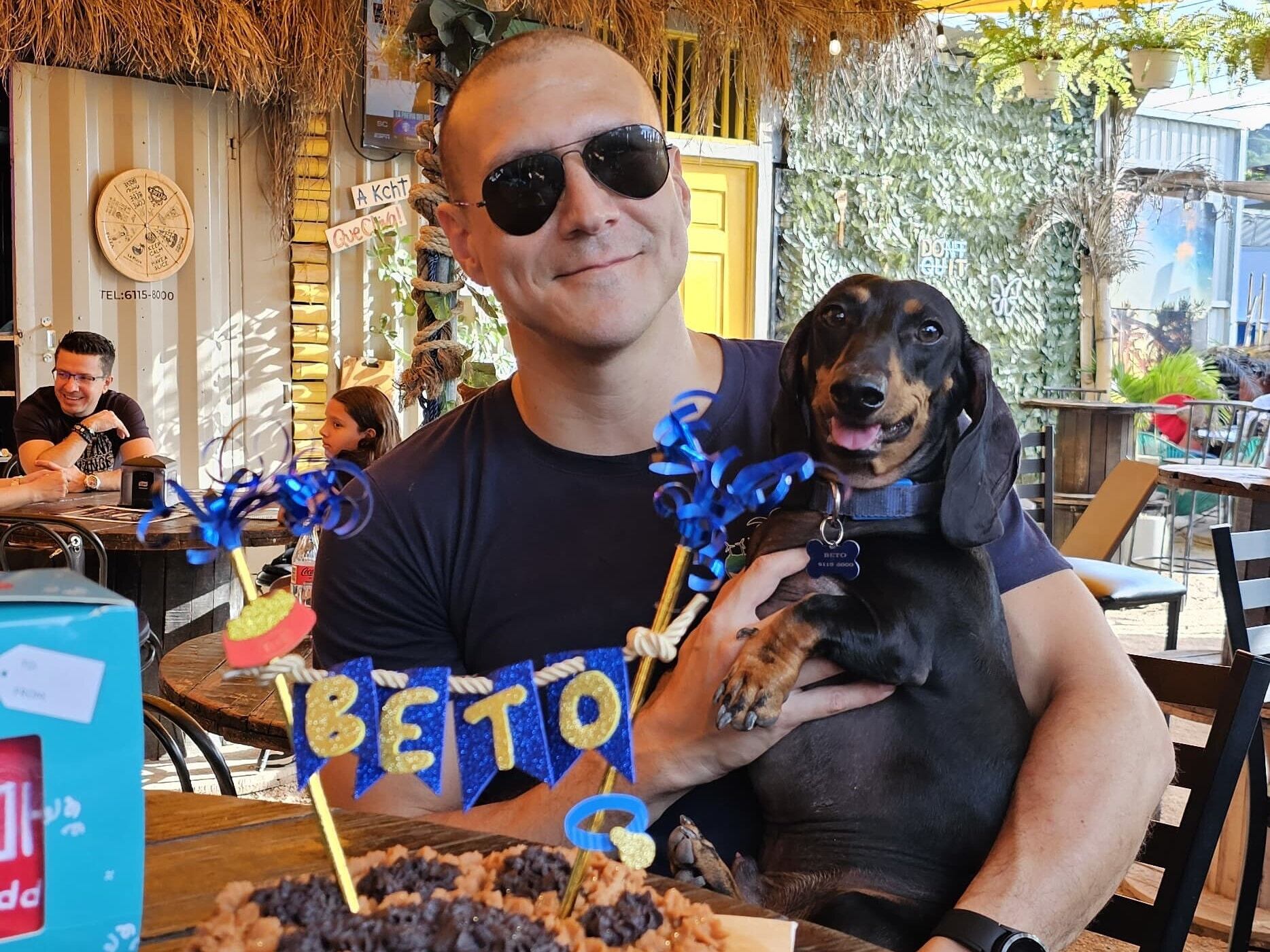 Perro salchicha lo espera en una playa en Santa Ana para darse uno que otro gustito.