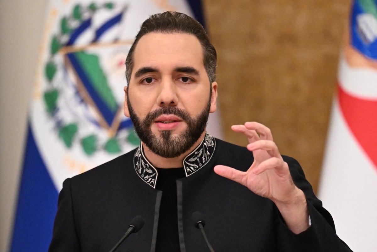 El presidente de El Salvador, Nayib Bukele, habla durante una conferencia de prensa conjunta con la presidenta de Costa Rica, Laura Fernández, en el Palacio Presidencial de San Salvador, el 16 de octubre de 2026.