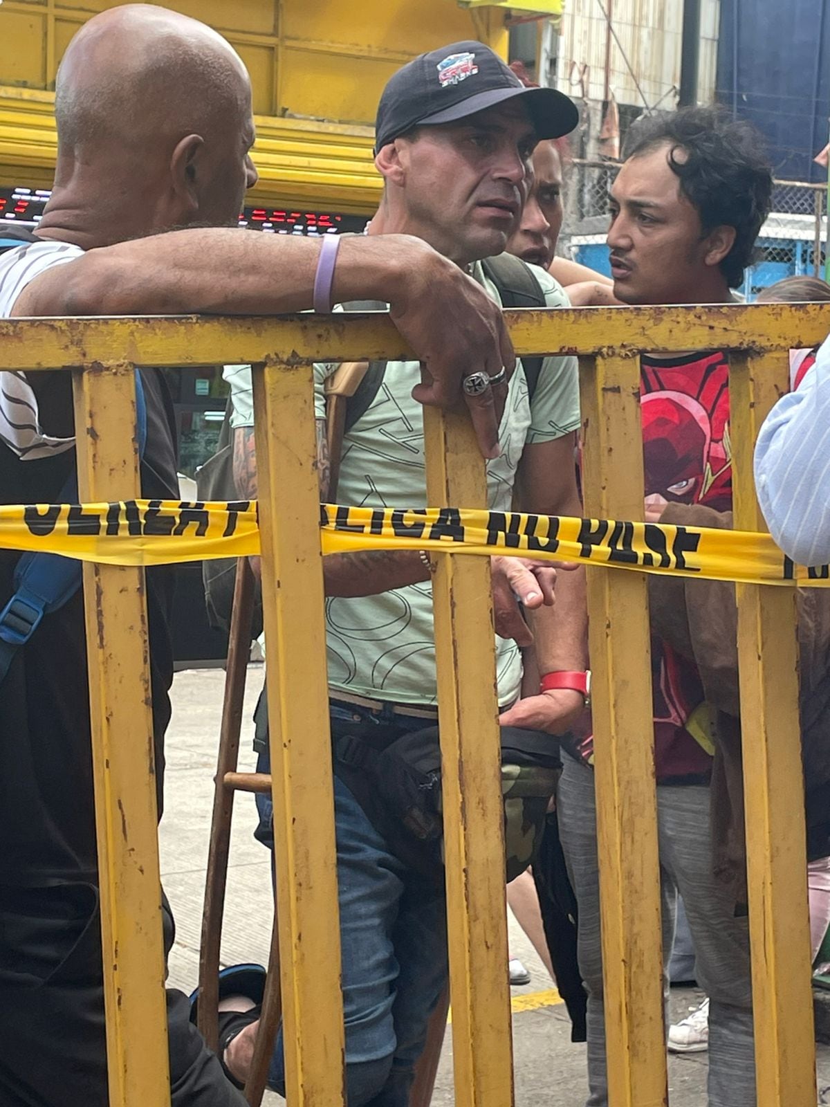 Don Jonathan Madrigal (gorra negra) es uno de los sobrevivientes del incendio en un hotel en San José. Foto: Silvia Coto