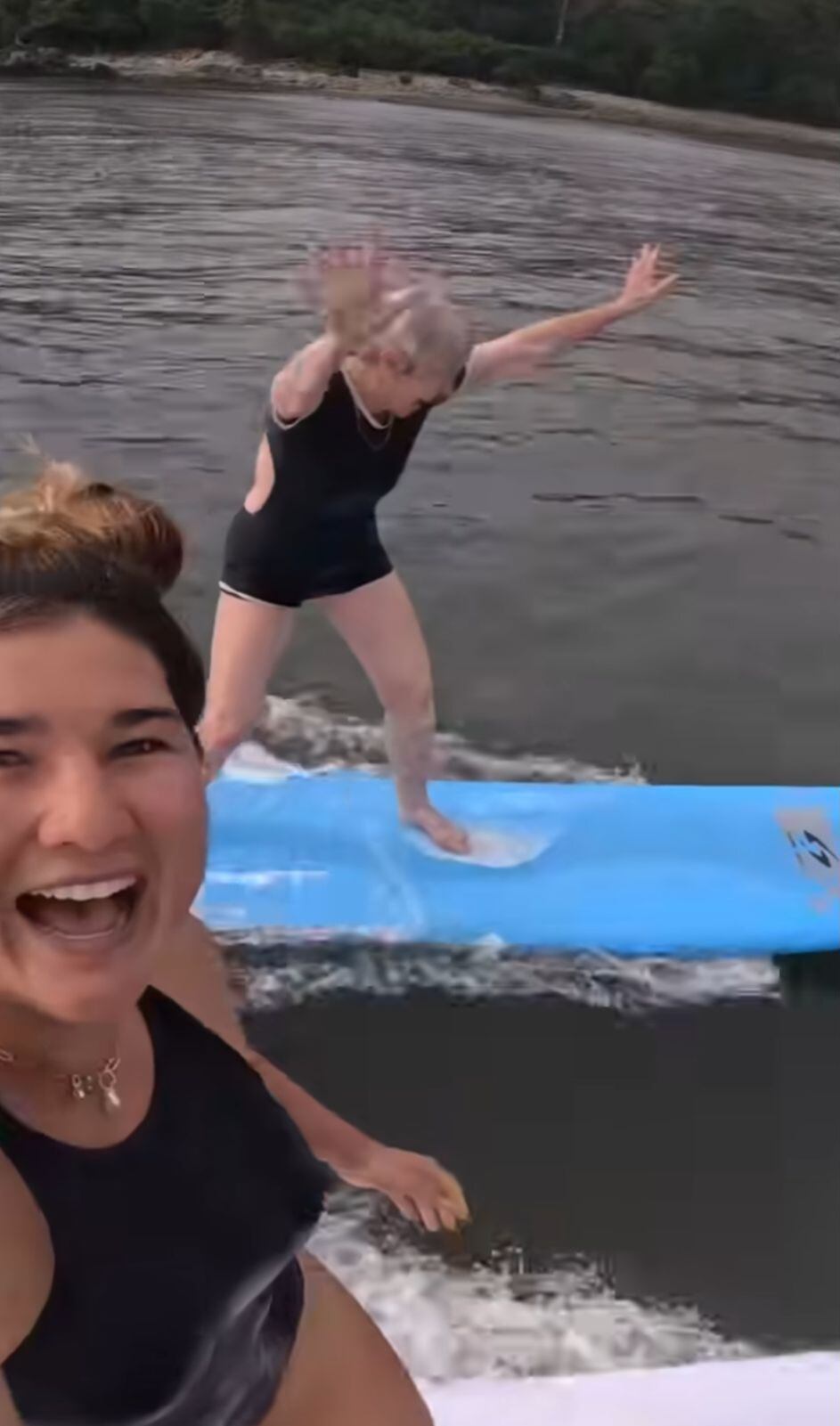 Brisa Hennessy mostró a su verdadera heroína del surf Brisa Hennessy y su abuela.