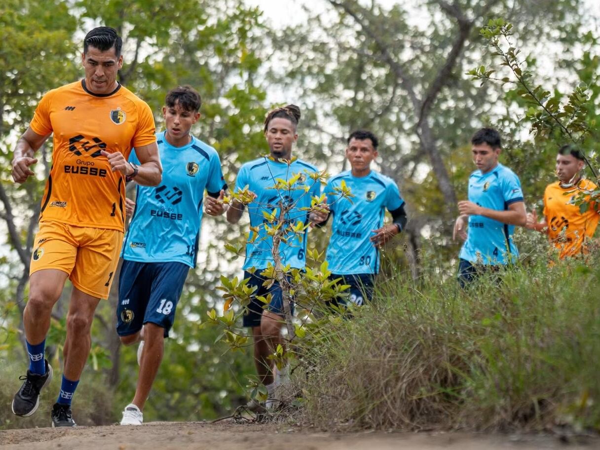 Los jugadores del Municipal Liberia hicieron trabajo de montaña y playa en su pretemporada.