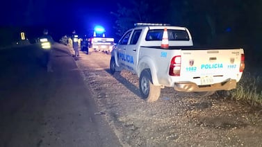 Acribillan a un hombre y le prenden fuego a la orilla de un río