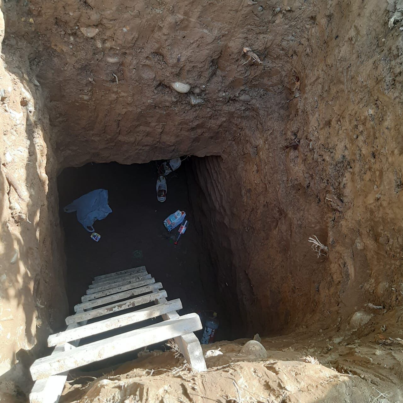 Delincuentes cavaron túnel para tratar de robar combustible. Foto Recope.